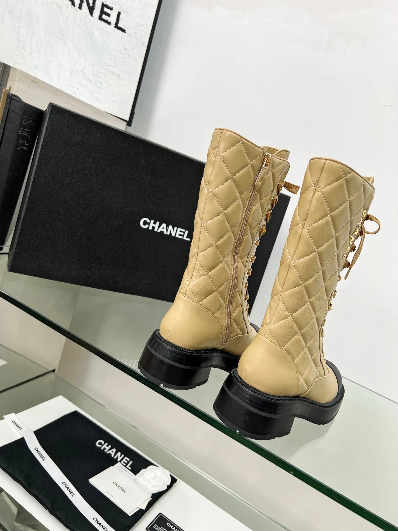 👟👟Ex-factory price 840👟👟 2025CHANEL I finally own this pair of Chanel diamond boots💫 Classic diamond pattern with black and white color, fashionable and high-end, and the thick sole is super stable for walking~ It instantly turns into a fashionable and cool cover when you put it on. Who knows the charm of Fragrant Grandma? When I was asked about the link while shopping, I was so happy🥳 Fabric: sheepskin, cow suede Lining: sheepskin Color: black white apricot Code number: 5-40 (41 customized)